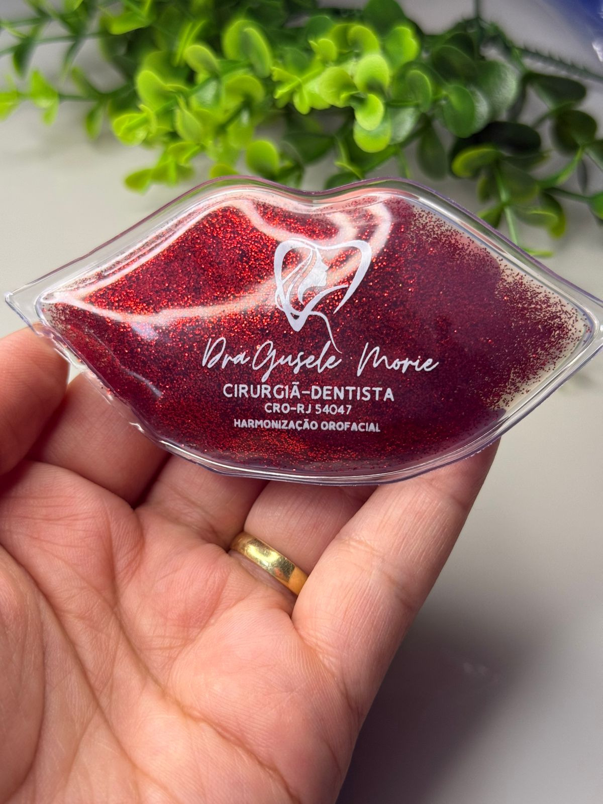 Bolsa térmica Lupp Lips com glitter vermelho personalizada com a marca de uma clínica